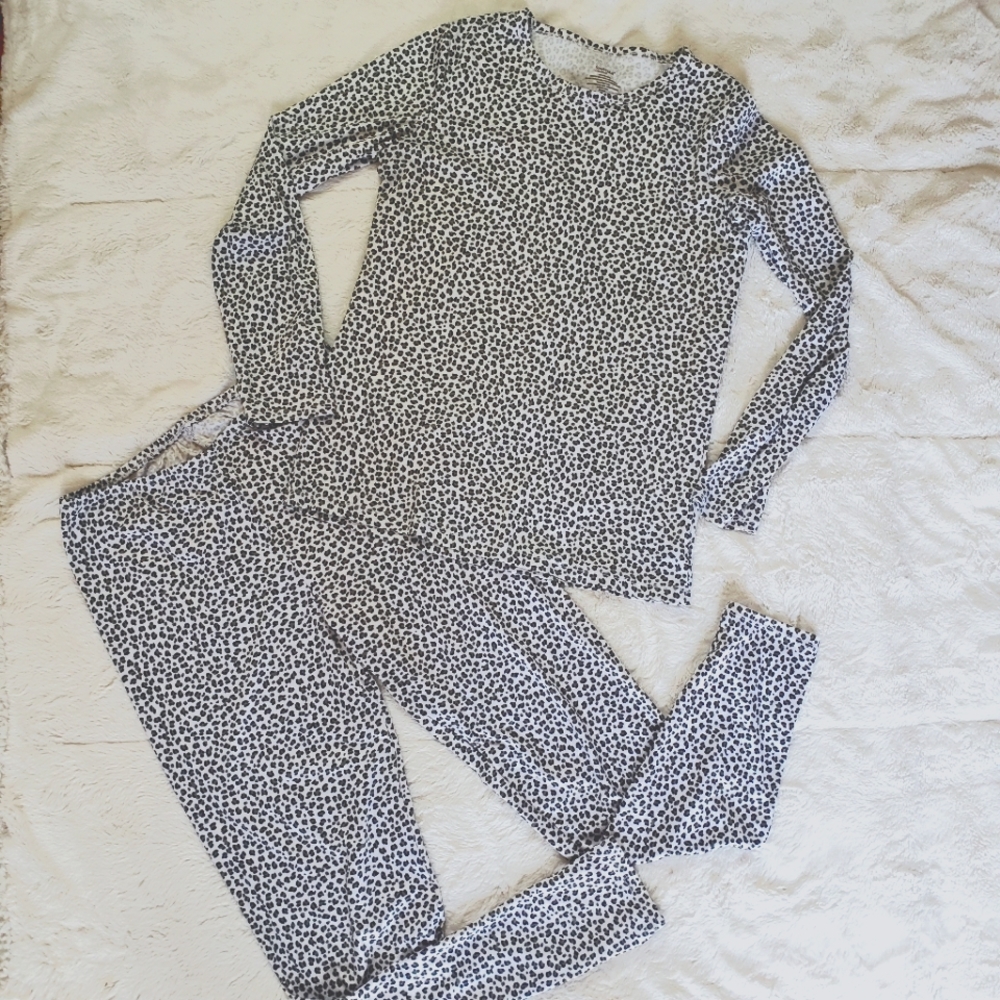CuddlDuds stay warm women's medium leapord pajamas set.